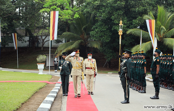 නික්ම යන ආරක්‍ෂක සේනා ආඥාපති - බටහිර වෙත හමුදා සම්ප්‍රදායානූකූල ගෞරවාචාරය