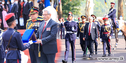 ශ්‍රී ලංකා යුද්ධ හමුදා විද්‍යාපීඨයේ පුහුණුව අවසන් කොට ජාතික සංවර්ධන කාර්යයන් සඳහා තවත් කෙඩෙට් නිලධාරීන් 316 දෙනෙකු 2 වන ලුතිනන්වරුන් ලෙස ජනපති සුරතින් අධිකාරිය ලබති