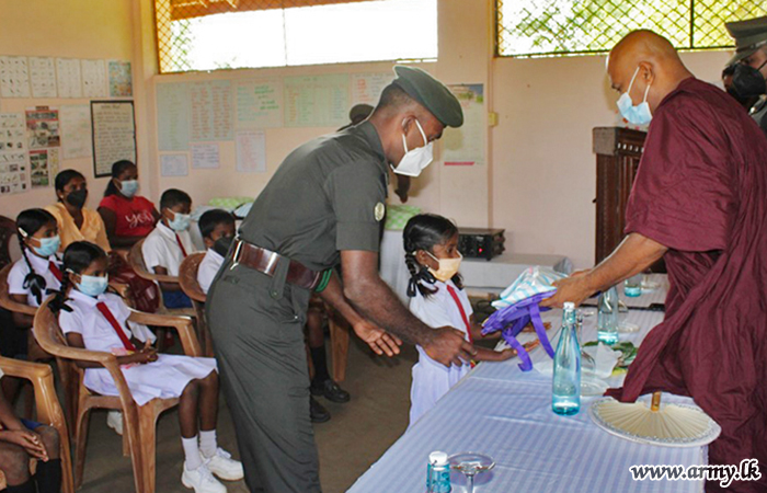 යුද්ධ හමුදාවේ මූලිකත්වයෙන් අවශ්‍යතා සහිත පාසල් සිසුන් 12 දෙනෙකුට පාසල් උපකරණ