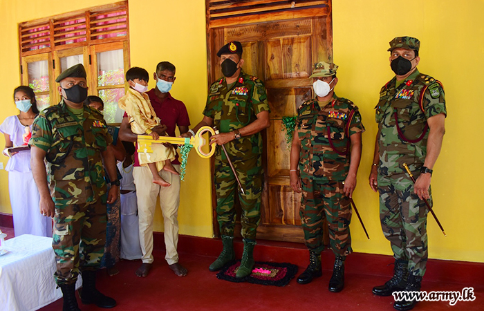 கெவிலியாமடுவில் படையினரால் நிர்மாணிக்கப்பட்ட புதிய வீடு வறிய குடும்பமொன்றுக்கு அன்பளிப்பு 