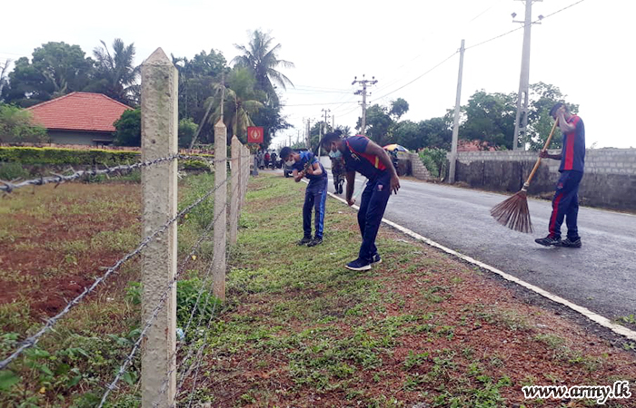 යුද්ධ හමුදාවේ මුලිකත්වයෙන් දියත් කළ ශ්‍රමදාන වැඩසටහනට ප්‍රදේශවාසීන් එක්වෙයි 