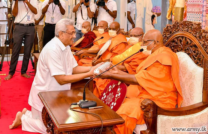 Kotte Samagri Dharma Maha Sangha Sabha Confers 'Sri Lankadheeshwara Padma Vibhushana' on HE the President