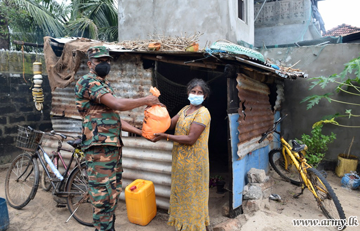 யாழ்.பாதுகாப்புப் படைத் தலைமையகதினால் வெளிநாட்டவர்களின் உதவியுடன் 100 நிவாரணப் பொதிகள் வழங்கிவைப்பு