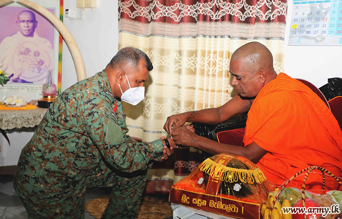 Jaffna Commander Worships Nagadeepa & Calls on District Secretary