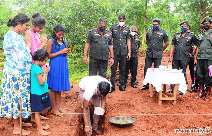 නිකපිටිය ප්‍රදේශයේ අඩු ආදායම්ලාභී පවුලක් වෙනුවෙන් නව නිවසක් ඉදිකිරීමට මුල්ගල් තබයි