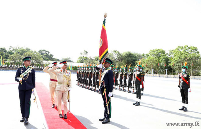 යුද්ධ හමුදා මාණ්ඩලික ප්‍රධානි හට සිය රෙජිමේන්තුවේ ගෞරවාචාර