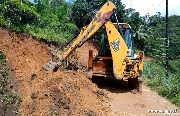 இராணுவப் பொறியியல் படையினரால்  மாத்தறை மாவட்டத்தில் வீதி புனரமைப்பு பணி