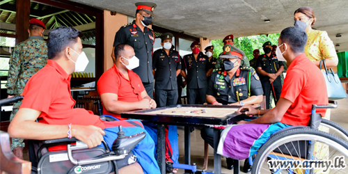 Army Chief Surprises 'Abhimansala-1' War Heroes as He Sits down to Play Carrom with Them 