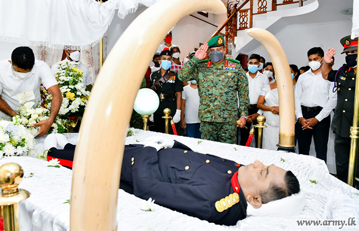 Commander Offers Condolences to Colonel Lanka Fernando's Family