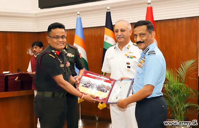 சிரேஷ்ட அதிகாரிக்கு  இந்தியாவில் 'Commandant's Book Prize' விருது வழங்கி வைப்பு