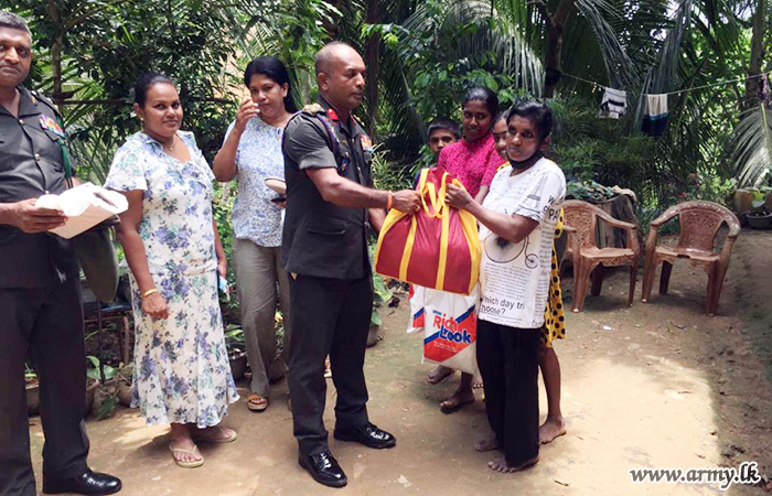 Troops with Sponsors’ Support Give Dry Rations to Kamburupitiya Families
