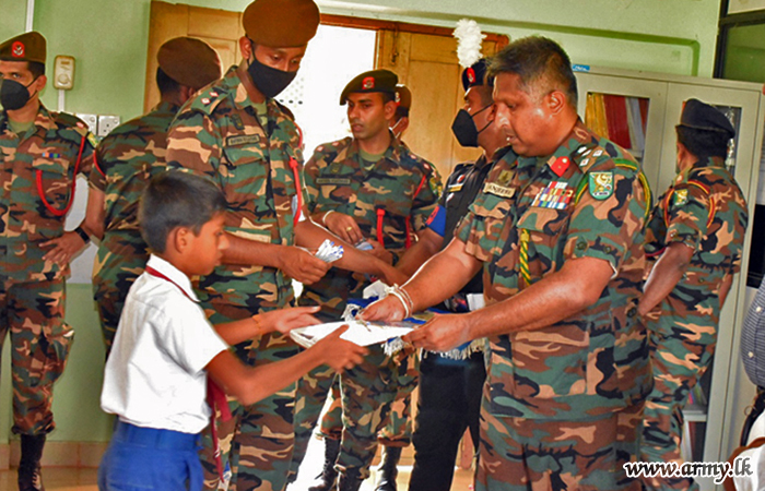 இராணுவத்தினரின் உதவியுடன்  பாலிநகர் பாடசாலை மாணவர்களுக்கு ஊக்குவிப்பு தொகை வழங்கல்