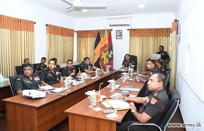 යුද්ධ හමුදා මාණ්ඩලික ප්‍රධානී වේයන්ගොඩ පිහිටි මධ්‍යම අවි සහ පතරොම් ගබඩාවේ නිරීක්‍ෂණ චාරිකාවක