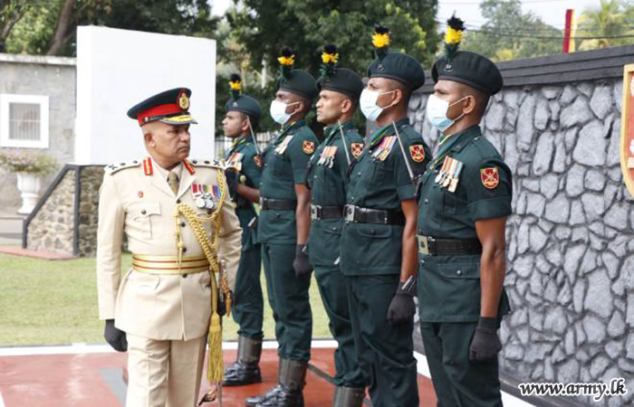 නික්ම යන ආරක්‍ෂක සේනා ආඥාපති - බටහිර වෙත හමුදා සම්ප්‍රදායානූකූල ගෞරවාචාරය