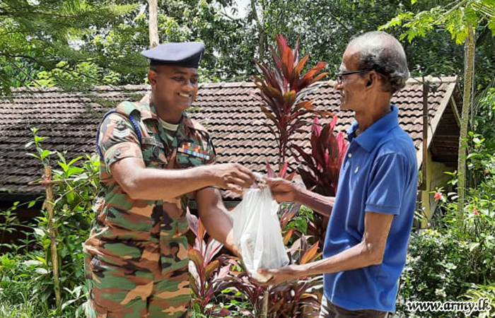 613 Brigade Troops Take 600 Lunch Packs to Selected Needy People