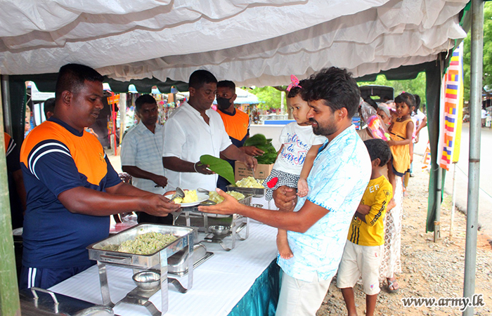 උතුම් වෙසක් සතිය වෙනුවෙන් යුද්ධ හමුදා භටපිරිස් දිවයිනපුරා විවිධ දුෂ්කරතා මධ්‍යයේ දිවිගෙවන සිවිල් වැසියන්ට සහන සලසයි