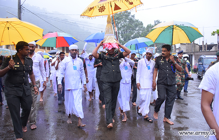 යුද්ධ හමුදා භටපිරිස් ශ්‍රී පාදස්ථාන මලුවේ සිට ධාතු කරඩුව, සමන් දේවා ප්‍රතිමාව, දේව ආභරණ හා පූජා භාණ්ඩ නල්ලතන්නියට වැඩම කරවයි