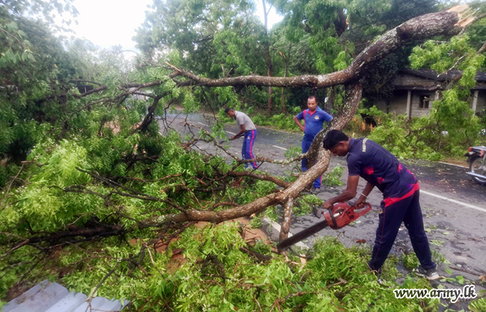 ගස්කඩා වැටී ගමනාගමනය අවහිර වූ මාර්ගය යථා තත්ත්වයට පත් කිරීමට යුද්ධ හමුදා භටපිරිස්හි සහය