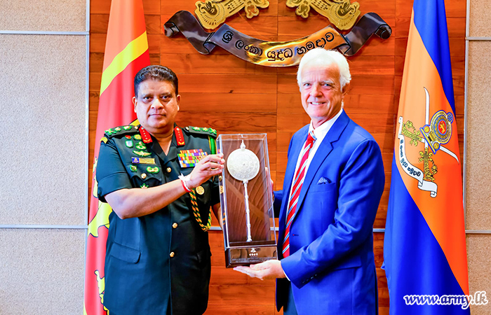 Outgoing Regional Red Cross Delegate in Colombo Pays Courtesies to Army Chief