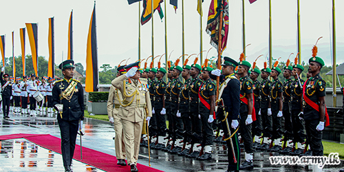 නික්ම යන යුද්ධ හමුදාධිපති ජෙනරල් ශවේන්ද්‍ර සිල්වා වෙත හමුදා ගෞරවාචාර පිරිනැමේ