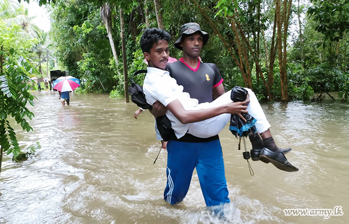 படையினரால்  வெள்ள நிவாரணப் பணிகள்