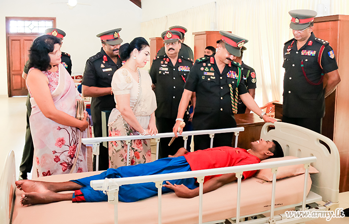 New Commander in His First Assignment Interacts with Injured War Heroes