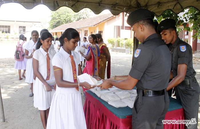 64 Division Troops Volunteer to Provide Lunch Packets to O/L Candidates