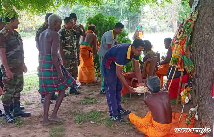 படையினரால் பாதை யாத்திரை செல்லும் பக்தர்களுக்கு சிற்றூண்டி வழங்கள்