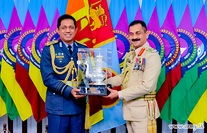 Air Force Commander Warmly Receives New Army Commander