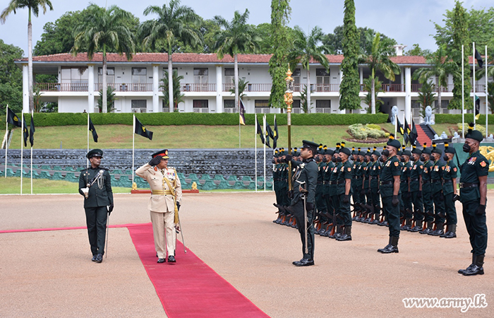 නුදුරේදී විශ්‍රාම දිවියට පා තබන ශ්‍රී ලංකා සිංහ රෙජිමේන්තුවේ රෙජිමේන්තු අධිපති වෙත සිය රෙජිමේන්තුවේ ගෞරවාචාරය