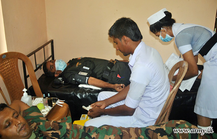 242 Brigade Troops Give Blood for Patients in Ampara