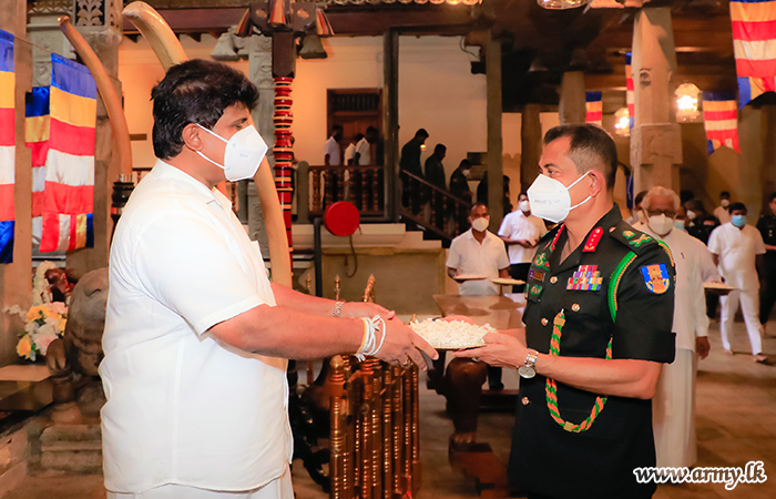 Commander in Kandy Makes Obeisance to Dalada Maligawa & Mahanayake Theros             