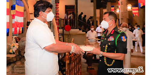 Commander in Kandy Makes Obeisance to Dalada Maligawa & Mahanayake Theros             