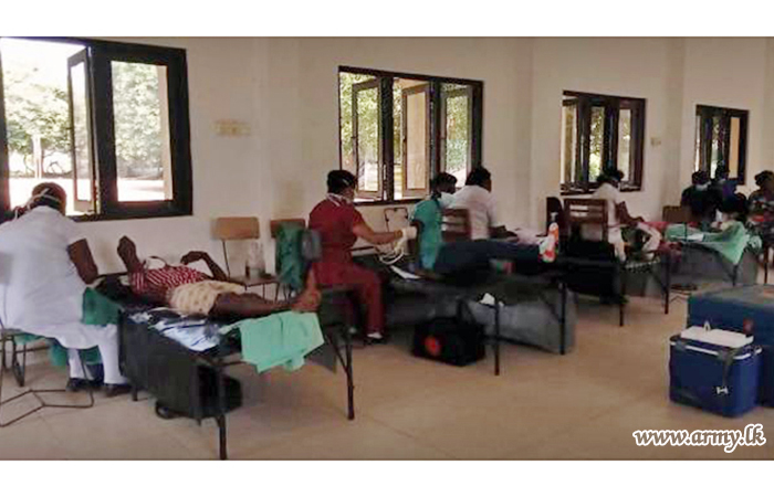SLSR Troops Provide Meals to Blood Donors at Bogaswewa