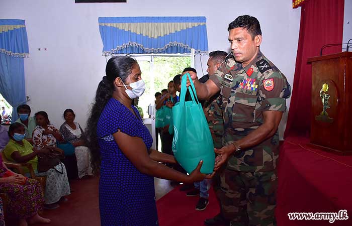 යුද්ධ හමුදා භටපිරිස් බඩල්කුඹුර ප්‍රදේශයේ අවශ්‍යතා සහිත පවුල් වෙත වියළි සලාක පාර්සල් පරිත්‍යාග කරයි