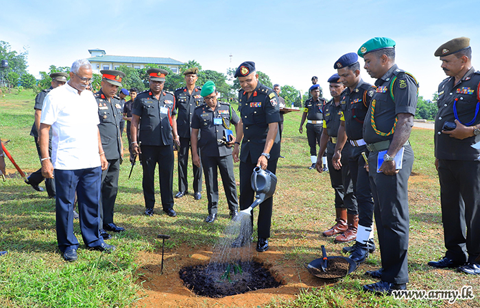 இலங்கை இராணுவத் தொண்டர் படையணி தலைமையகம் 'பசுமை விவசாயம்' தொடர்பில் அரிய வகை மரக்கன்றுகள் நாட்டல் 