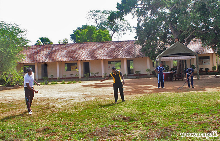 විඥ්ඥාණකුලම් නවරත්නම් ප්‍රාථමික විද්‍යාල පරිශ්‍රය පිරිසිදු කිරිමට යුද්ධ හමුදා භටපිරිස්වල සහය