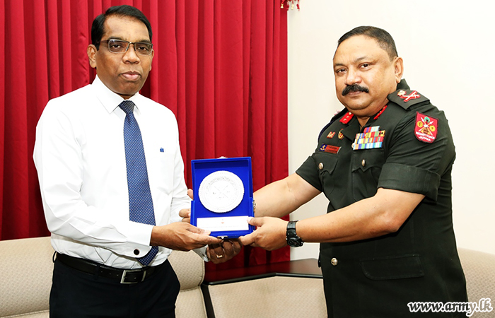 Jaffna Commander Shares Views with District Secretary