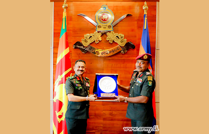 විශ්‍රාම දිවියට එළඹෙන මේජර් ජෙනරල් අනිල් සමරසිරි ගේ සේවය යුද්ධ හමුදාධිපතිතුමන්ගේ පැසසුමට 