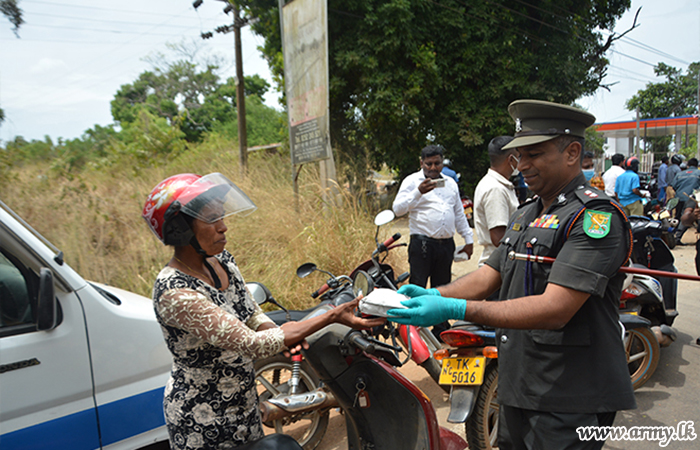 SFHQ - Wanni Troops Provide 500 Free Meal Packets to People in Petrol Queue 