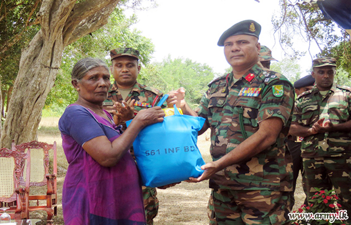 561 වන බලසේනාවේ භටපිරිස් වියළි සලාක පාර්සල් පරිත්‍යාග කරයි