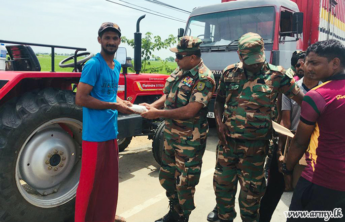18 VIR Troops Distribute Meal Packets in Nintavur