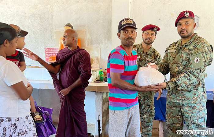 Galwewa Monks & Civilians Given Relief Packs by Commandos