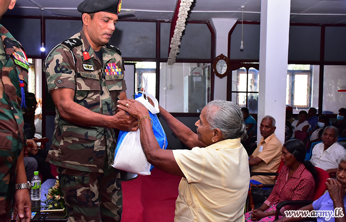 அனுசரனையாளரின் உதவியுடன் மத்திய பாதுகாப்பு படை தலைமையக படையினர் நிவாரண பொதிகள் வழங்கல்