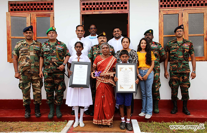 யாழ்ப்பாண நன்கொடையாளர், சந்திரபுர குடும்பத்திற்கு புதிய வீடு அமைப்பதற்கு இராணுவத்தின் முன்முயற்சிகள் மற்றும் அனுசரணைகளுக்கு  பாராட்டு 