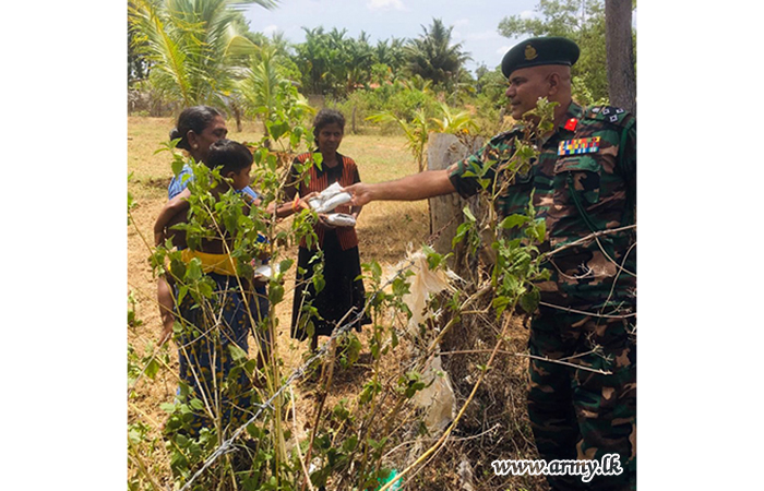 යුද්ධ හමුදා භටපිරිස් විවිධ දුෂ්කරතා මධ්‍යයේ දිවිගවෙන සිවිල් වැසියන් අතර දිවා ආහාර පාර්සල් බෙදාදේ