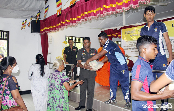 இராணுவத்தின் ஒருங்கிணைப்பு மூலம் மேற்கு மக்களுக்கு நிவாரணப் பொதிகள் வழங்கள்