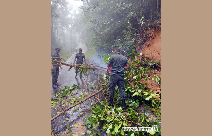 නෝටන්බ්‍රිජ් සිට ලක්‍ෂපාන දක්වා දිවෙන මාර්ගයට කඩාවැටුනු පස් කන්දක් ඉවත් කිරීමට යුද්ධ හමුදා භටපිරිස්හී දායකත්වය