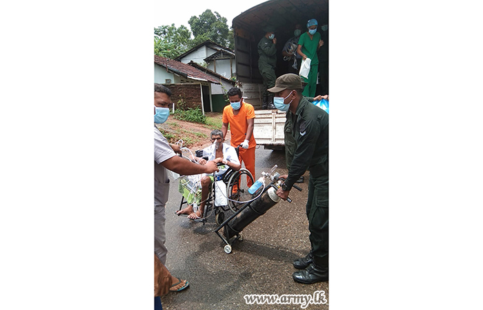 613 Brigade Troops Transport Flood-affected Hospital Staff & Patients' Relatives 