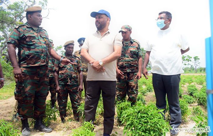 ගරු කෘෂිකර්ම අමාත්‍ය මහින්ද අමරවීර මැතිතුමන් කන්දකාඩු යුද්ධ හමුදා ගොවිපලේ සංචාරයක